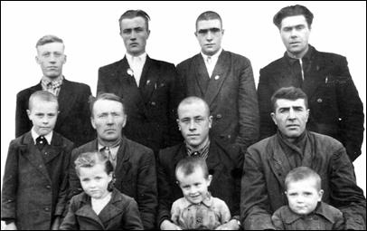 Бывшие трудармейцы с детьми, 1960 г.