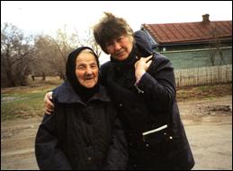 Старейшая жительница села, более 40 лет проработавшая техничкой в школе, Вагнер Екатерина Егоровна с гостьей из Германии - бывшей ученицей Побочинской школы Боссерт Леей Готлибовной, 2003 г.